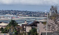 Vliegveld van San Diego. Aankomt en vertrek van één baan. Hier ging er net één weg