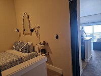 Onze slaapkamer ligt 3 treden hoger, lijkt een beetje op een bedstee