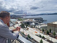 Op de achtergrond het reuzenrad van Seattle gezien vanaf Pike Place