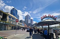 Pike Place met links de eerste Starbucks.