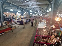 Het is nog rustig als we de French Market in gaan