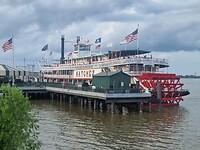 Daar ligt de schoepenboot Natchez