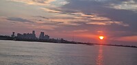 De skyline en zonsondergang vanaf de Natchez
