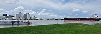 De Mississippi. Links de ferry, rechts één van die mega schepen met op de achtergrond New Orleans