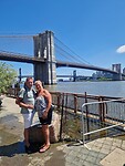 Op de achtergrond de Brooklyn Bridge en daarachter de Manhatthan Bridge