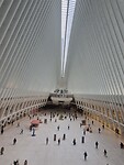 De Oculus binnen. Als de trein konmt ziet het hier zwart van de mensen. Hier ligt dat dure marmer.