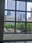 Rechts zie je twee gebouwen alsof het de twin towers zijn. Rechts een brandweerhelm (grijze gebouw)
