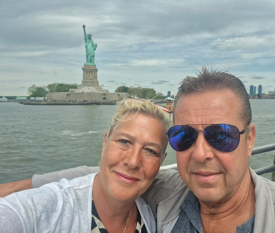 Op de boot met op de achtergrond the Statue of Liberty