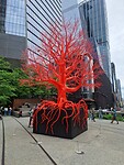 Deze felgekleurde kunstboom staat op de High line