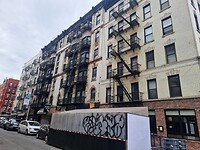 Typische huizen in New York met de brandtrappen aan de voorkant.