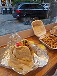 Kip Shawarma met friet voor nog geen 3 tientjes en lekker. 😋😋