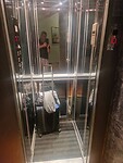De lift in Bleu Sea Hotel voor 1 persoon met koffer. 🤣