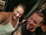 Het past net met z'n tweeën in de lift. Hilarisch