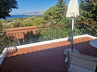 Ons balkon van de bungalow
