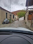 Je rijdt constant door smalle straatjes.