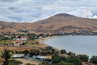 Platy beach met achterin Lemnos Village resort