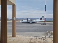 Daar is ons vliegtuig die ons naar Lesbos terugbrengt.