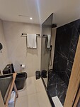 De badkamer in athenarum portus life & style hotel