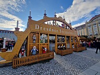 De ingang van de Striezelmarkt overdag.