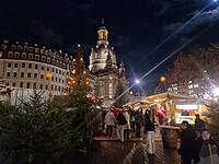 Ingang ambachtelijke markt met een prachtige kerk op de achtergrond.