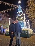 Deze kerstboom staat op "ons" kerstmarktje voor de deur.