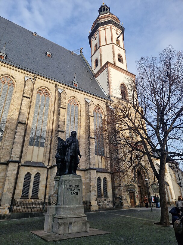 Standbeeld van Bach voor de Thomaskirche