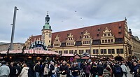 Het wordt steeds drukker als we de kerstmarkt moeten oversteken.