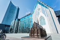 Universiteit van Leipzig met nieuwe kerkje. Die maquette ervoor was het origineel