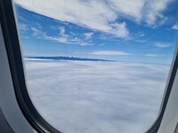 Madeira....althans de bergpieken. Je denkt een eiland in zee maar dat zijn wolken