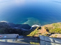 Zo kijk je naar beneden op het platform van Cabo Girão