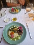Voorste bord een heerlijke steak, achterste is duck