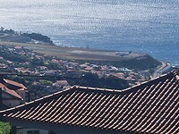 Vliegveld van Madeira waar je transavia ziet vertrekken.
