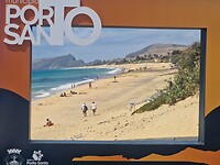 Op de pier staat een open bord. Kun je leuke foto maken van het strand.