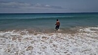 Frank in de golven van de Atlantische Oceaan