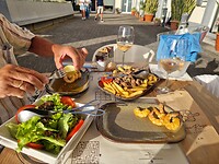 Alles tegelijk, niet zoals wij dat zouden willen. Was wel lekker maar koud.
