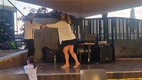 En dan ineens sta je op het podium te dansen.