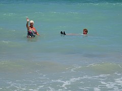 De dames in de Atlantische Oceaan