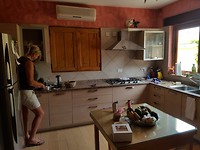 De vrouw des huizes in de keuken