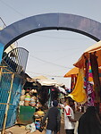 Ingang van de grootste markt van Gambia
