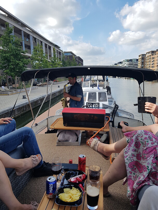 Saxspeler in jachthaven Hasselt