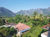 Zicht vanuit hotel Vang Vieng