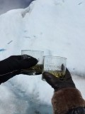 Whisky boven op gletsjer met ijsblokjes van gletsjer!!