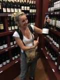 Mama en hare favoriete wijn Tanagra op de luchthaven in Santiago