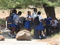 schoolmeisjes bij Rundu Beach