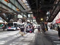 Bovengrondse metrolijn in Brooklyn.