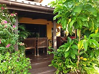 Onze veranda met eethoek en loungeset
