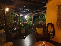 De veranda by night.