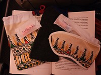 Tasje met oogmasker, tandenborstel, oordopjes en sokken.