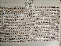 The wall of fame bij Inni homestay.