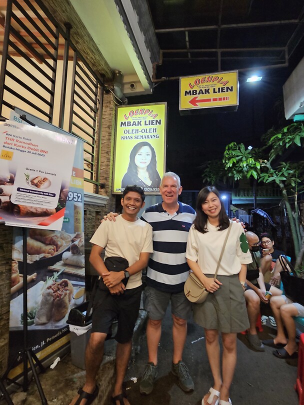 Op de foto bij Mbak Lien